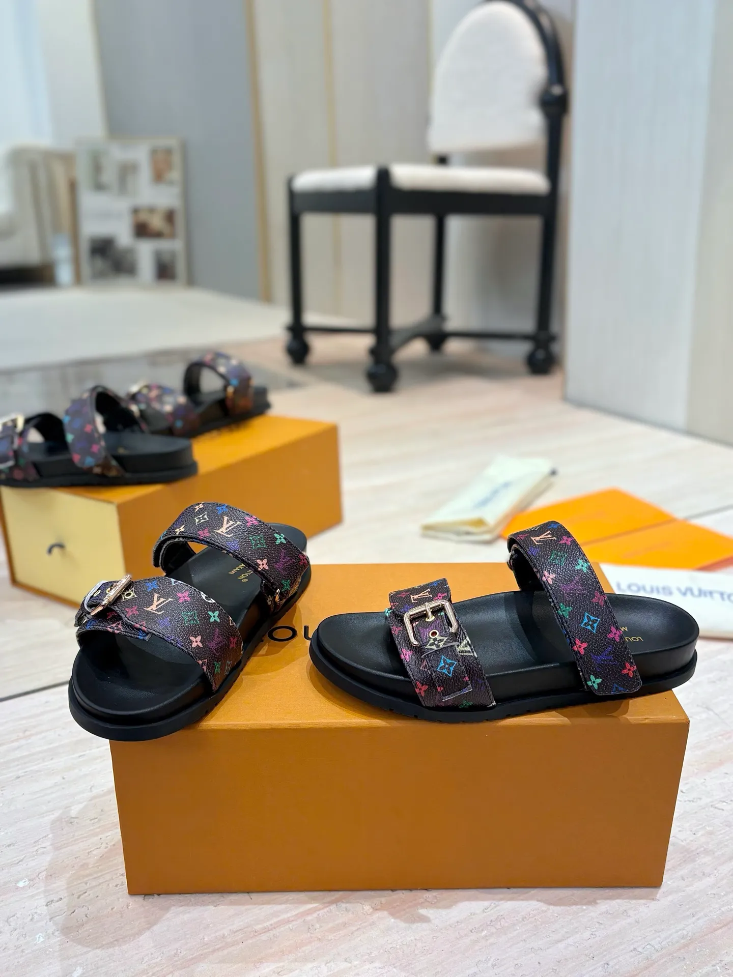 👟👟Ex-factory price 400👟👟 LV 2025 spring and summer new products 🥰 Popular LV donkey brand counters Embossed logo embossed sandals This Pool Pillow Comfort flat sandals are made of technical fabrics and use high-frequency embossing technology to reinterpret the Monogram pattern. Soft padded upper with adjustable Velcro, comfortable and tough insole adds harmonious colors 👍New hard goods, purchasing agent level! Full of high-end feel! A popular model among bloggers at home and abroad, it’s retro and fashionable and looks amazing on your feet! The official website's main recommendation 👍👍 ✅ Upper: waterproof special original fabric ✅ Inner lining: imported mixed sheepskin ✅ Outsole: original molded foam outsole ✅ Number of sizes: women's size 35-45 (women's size 41 men's 38.45, custom-made, non-refundable) ✅ Packaging: full set of drawer boxes ​